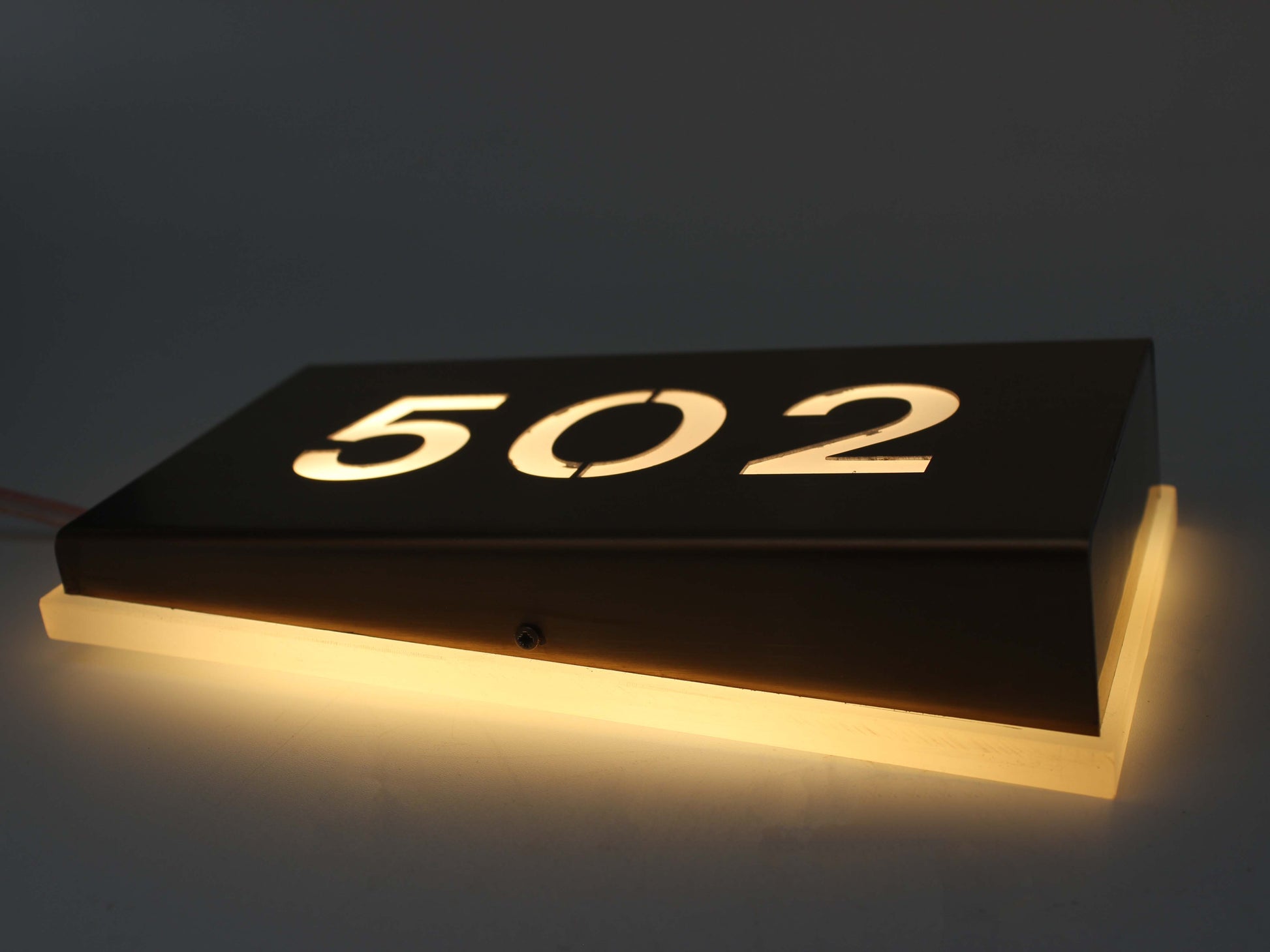 Altın renkli LED ışıklı kapı numarası – premium tasarım