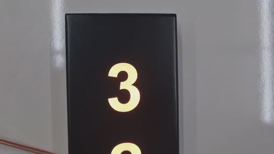 Siyah fırın boyalı alüminyum gövdeye sahip LED oda numarası tabelasının yakın plan detay görünümü.