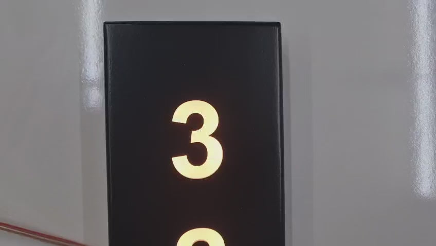 Siyah fırın boyalı alüminyum gövdeye sahip LED oda numarası tabelasının yakın plan detay görünümü.