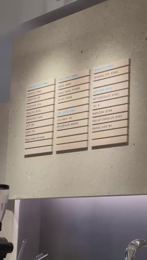 El işçiliğiyle hazırlanmış ahşap menü tabelasının yüzey ve baskı detayı