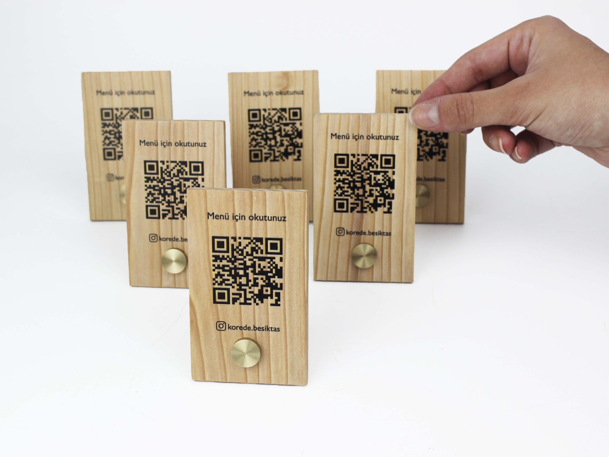 Minimal tasarımlı QR kod standı restoran ve kafeler için ideal.