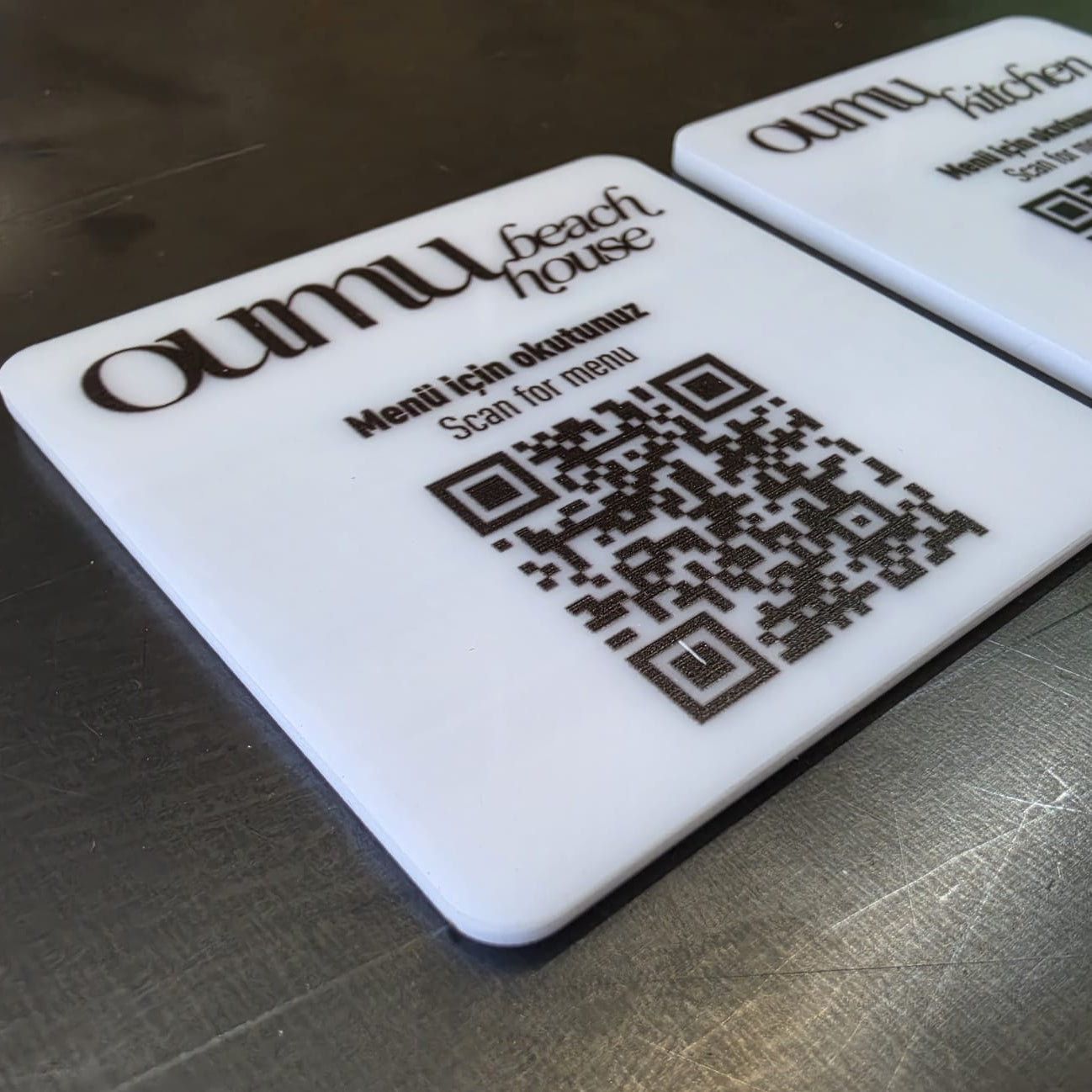 Farklı dijital platformlara yönlendirme sağlayan beyaz pleksi QR kod çözümü