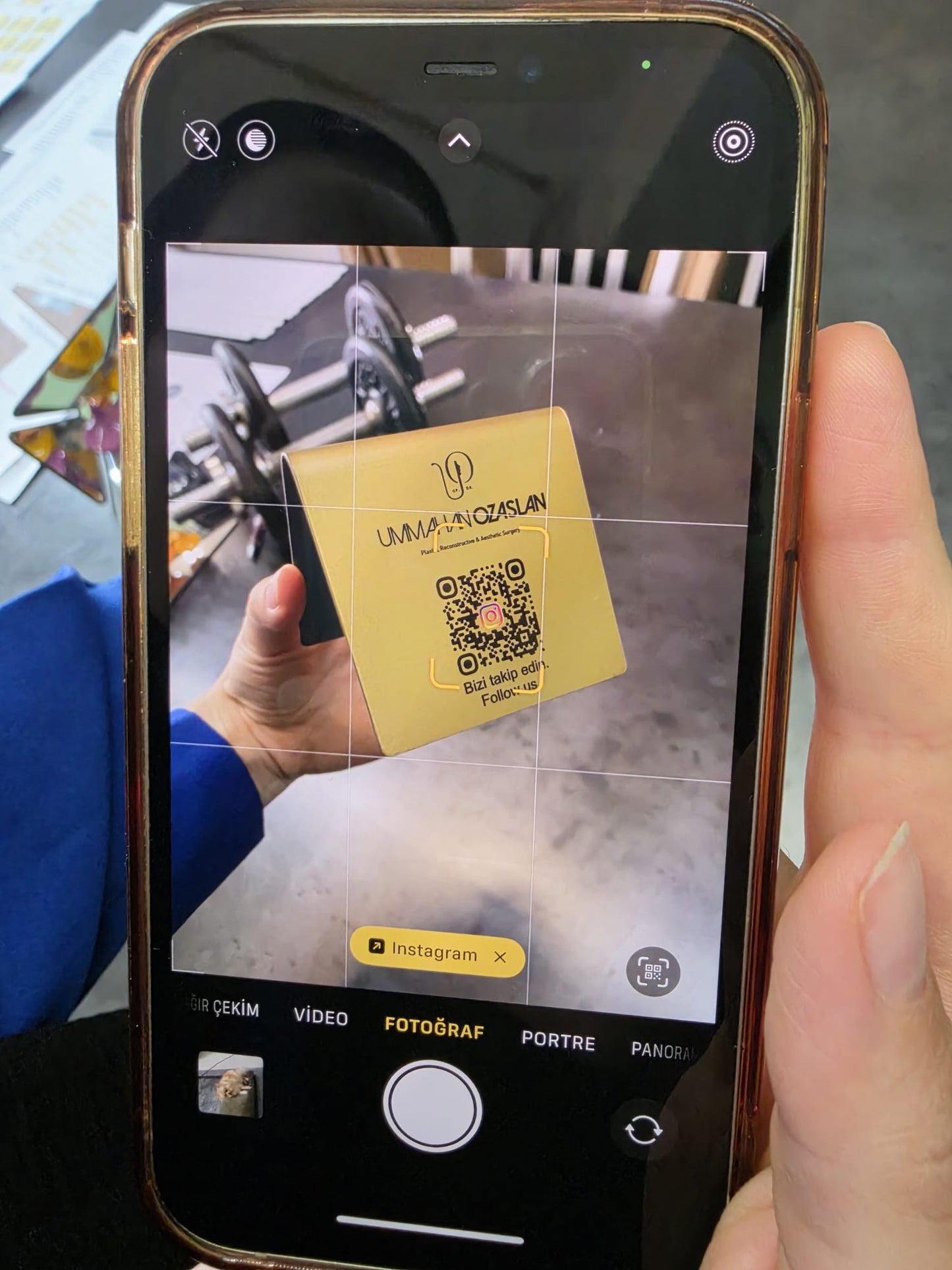 QR kod standının pleksi ve metal detaylarını gösteren yakın çekim ürün fotoğrafı