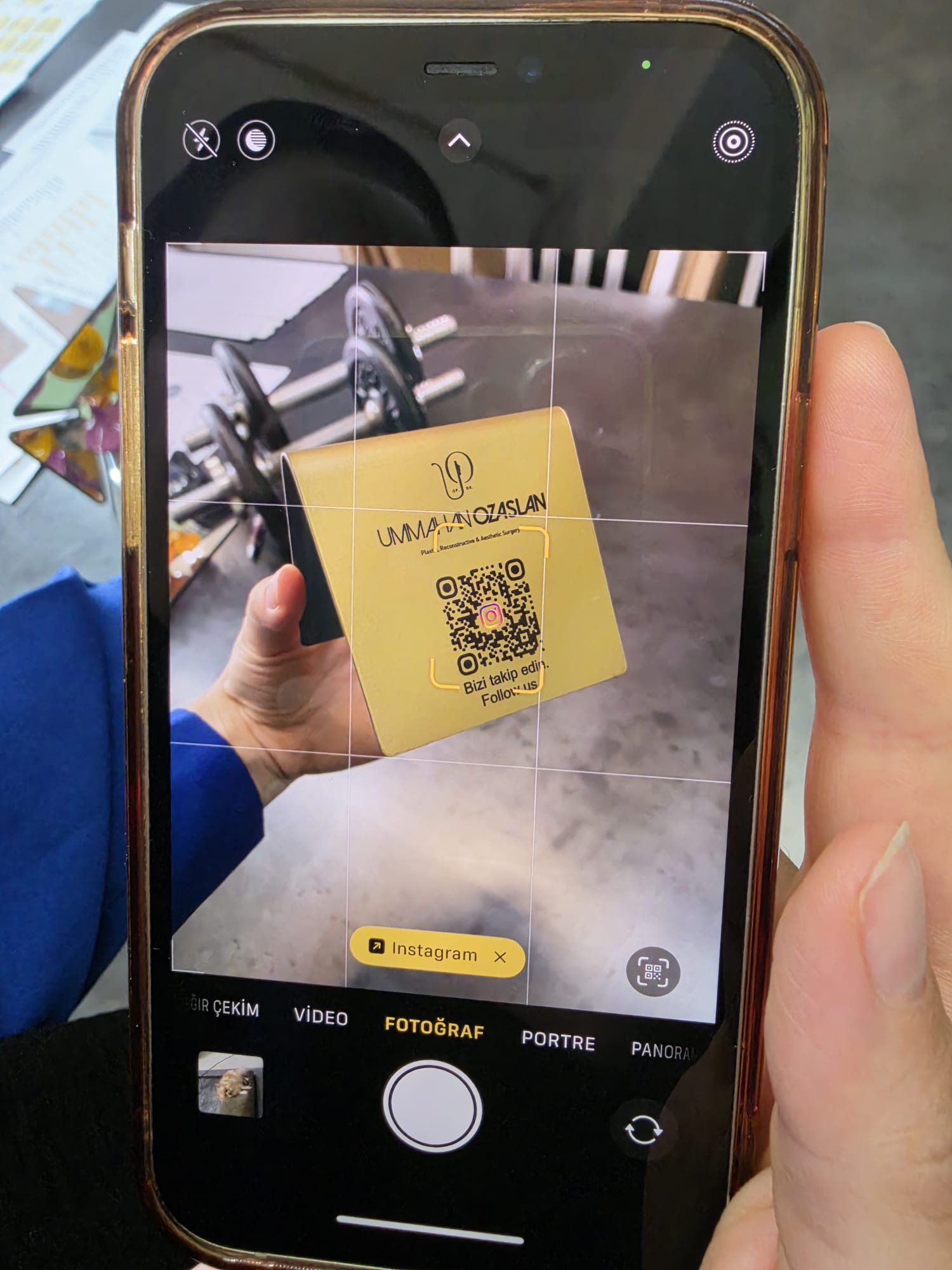 QR kod standının pleksi ve metal detaylarını gösteren yakın çekim ürün fotoğrafı