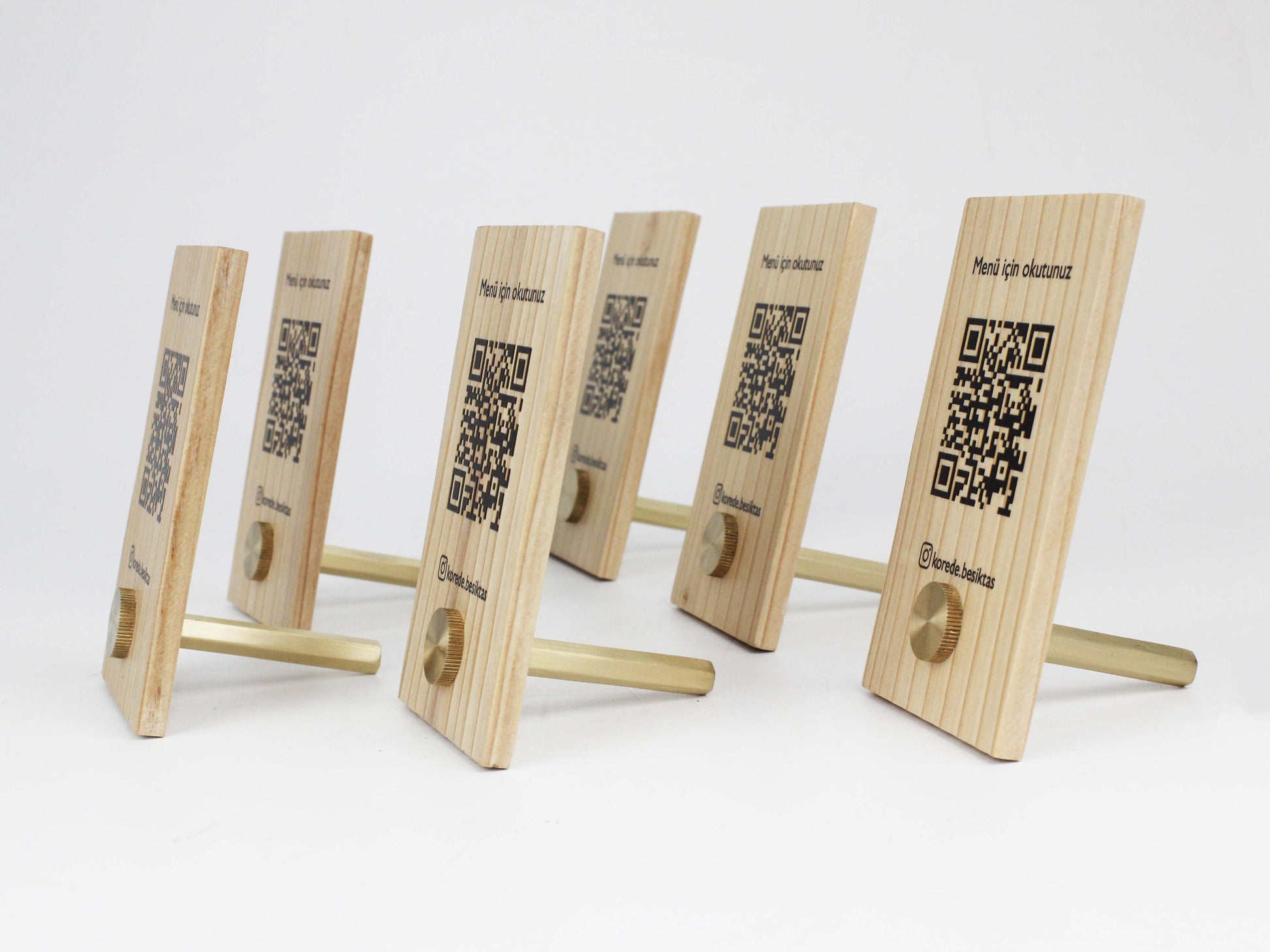 Hijyenik dijital menü erişimi sunan QR kodlu ahşap stand.