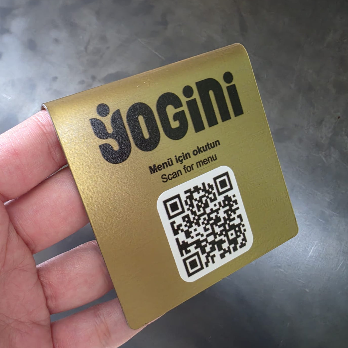Menü, kampanya ve işletme bilgileri için QR kodlu masaüstü bilgilendirme standı