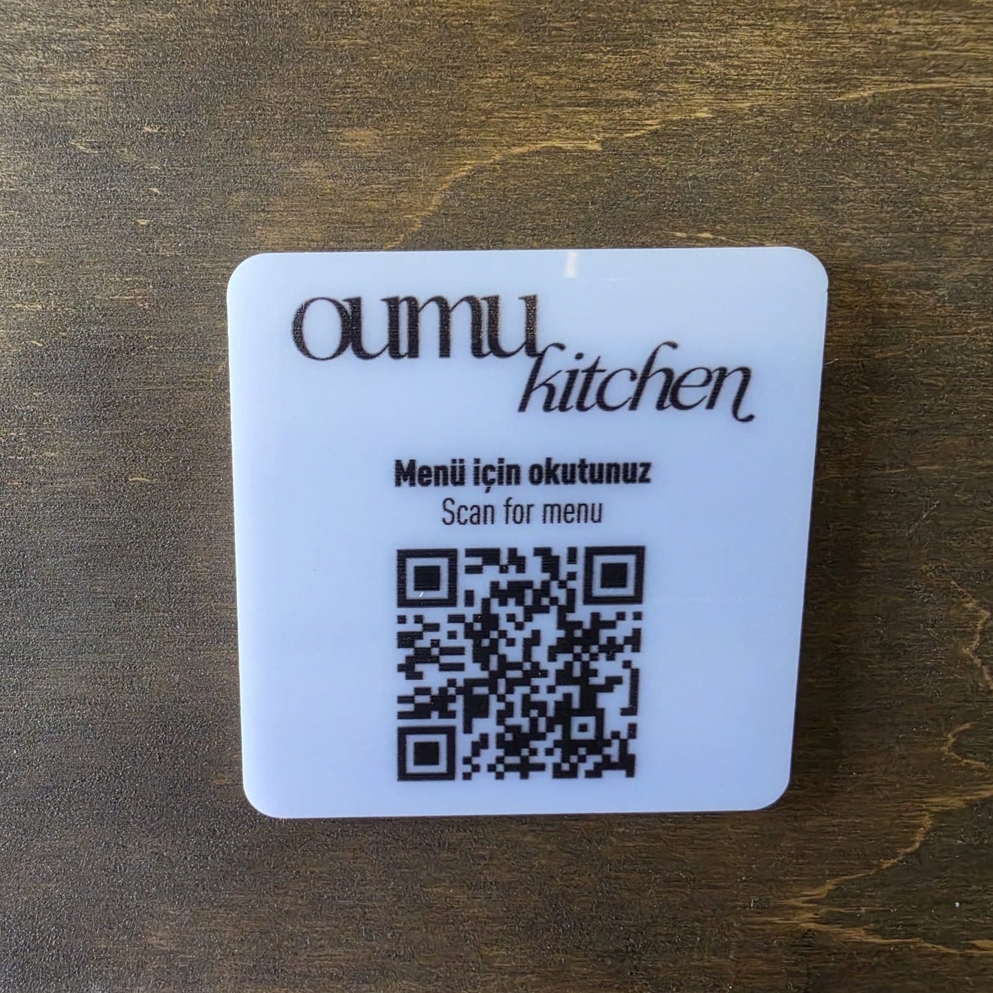 Yapışkanlı beyaz pleksi QR menü etiketi, masa ve tezgahlar için UV baskılı kare kod çözümü.