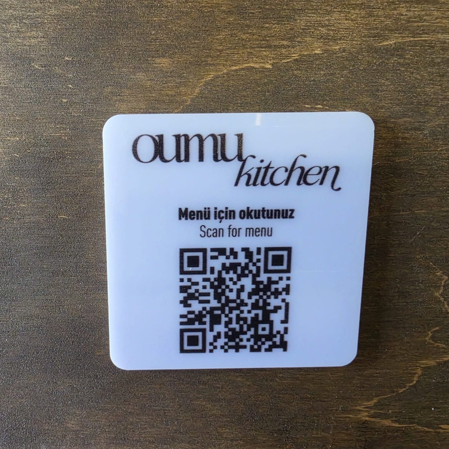 Yapışkanlı beyaz pleksi QR menü etiketi, masa ve tezgahlar için UV baskılı kare kod çözümü.