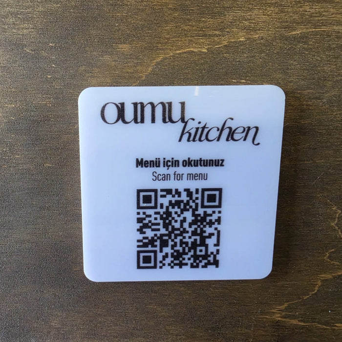 Yapışkanlı beyaz pleksi QR menü etiketi, masa ve tezgahlar için UV baskılı kare kod çözümü.
