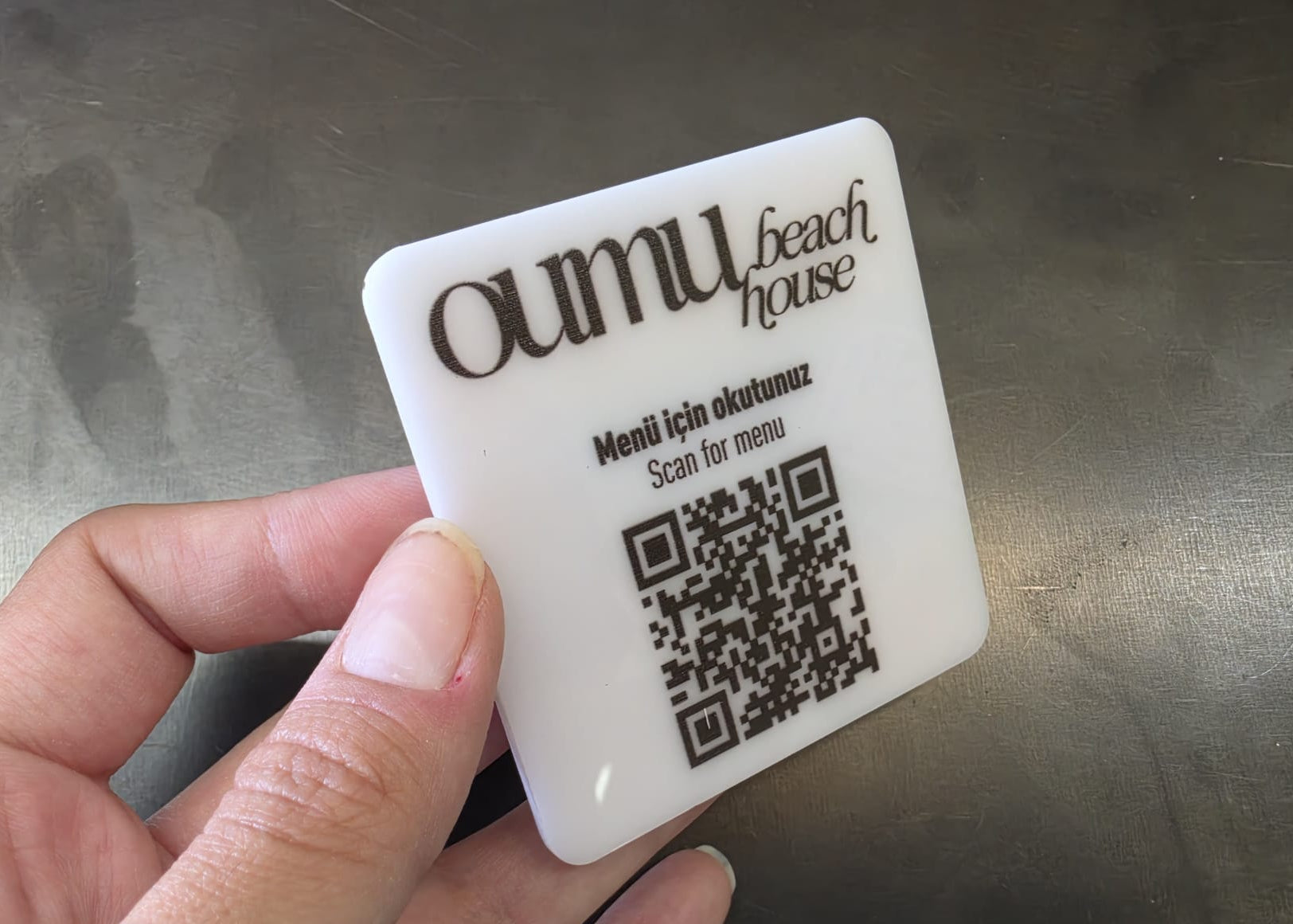 QR menü, Wi-Fi ve Google yorum bağlantıları için UV baskılı pleksi plaka.
