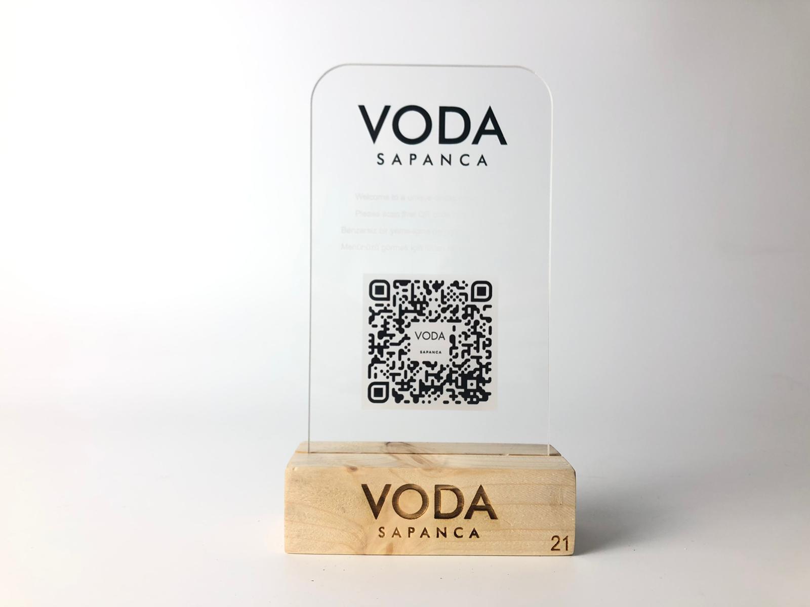 Seffaf pleksi ve ahsap tabanli masaustu qr menu standi