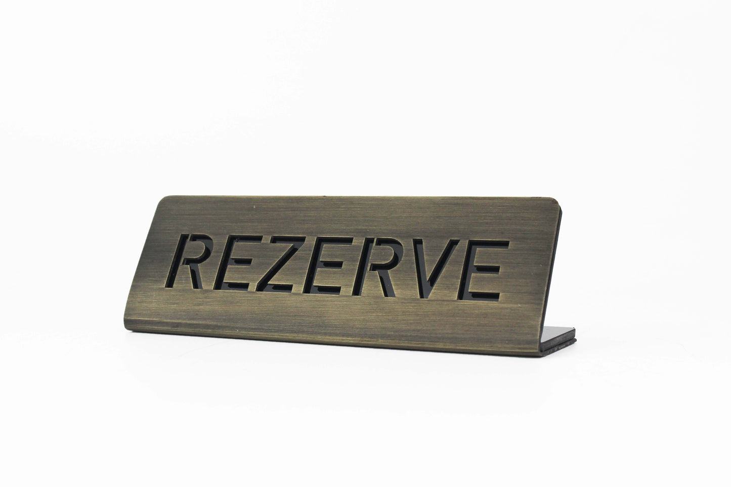 Antik çelik kaplamalı reserved masa tabelası, dekupe yazılı premium masa işareti.