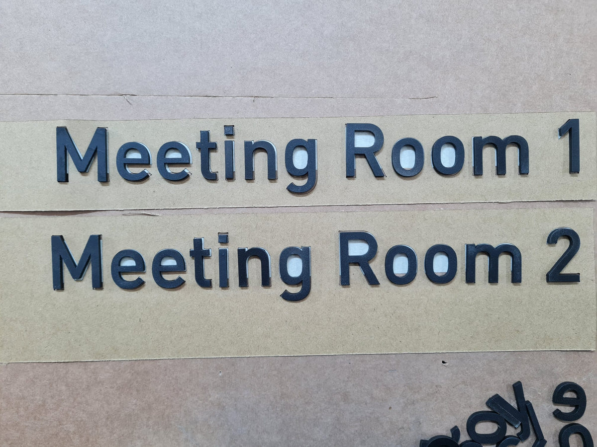 Restaurant ve meeting room alanlarını gösteren metal duvar yönlendirme yazısı