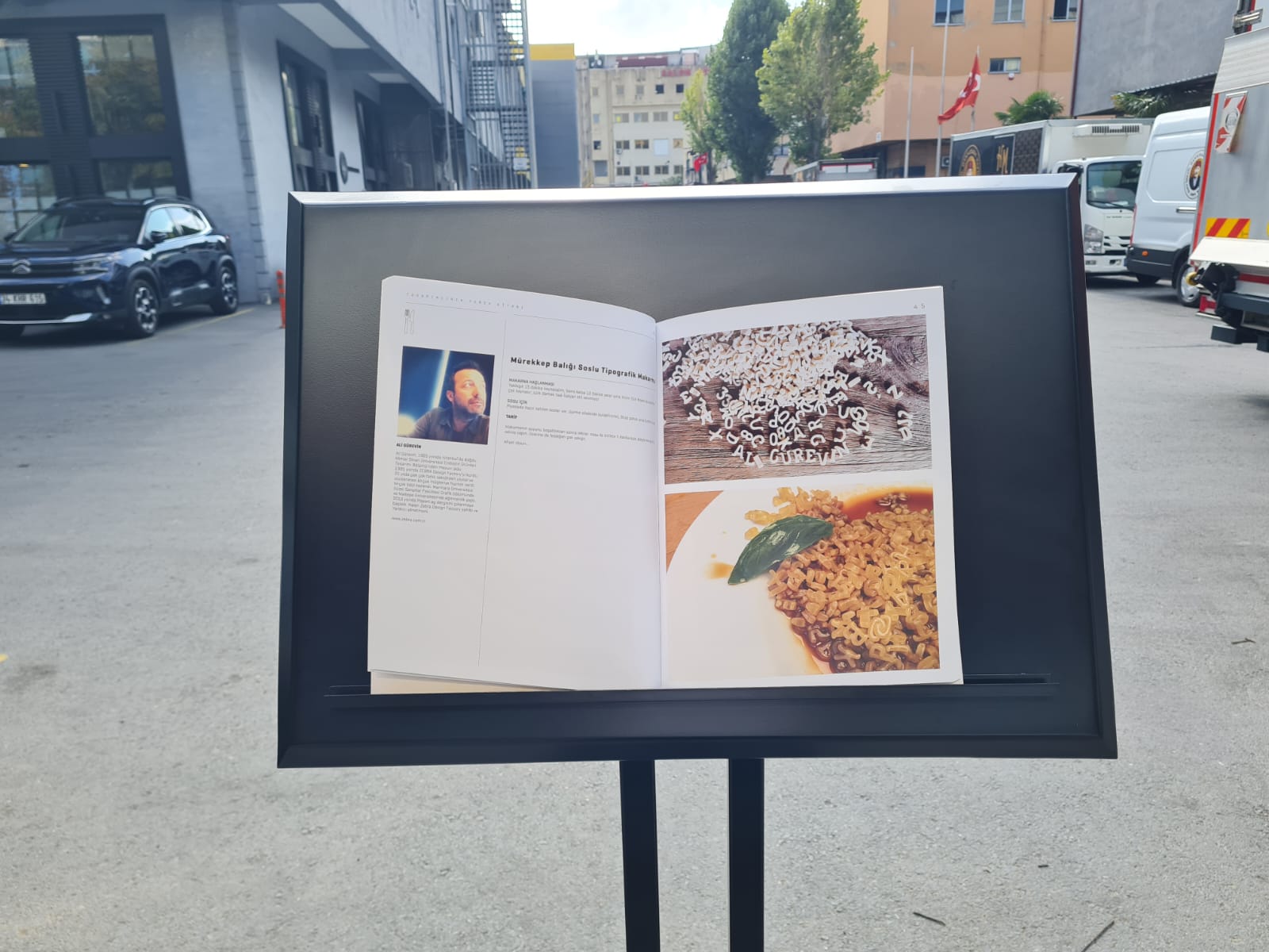 Restaurant girişinde menü içeriklerini sergilemek için tasarlanan metal pano