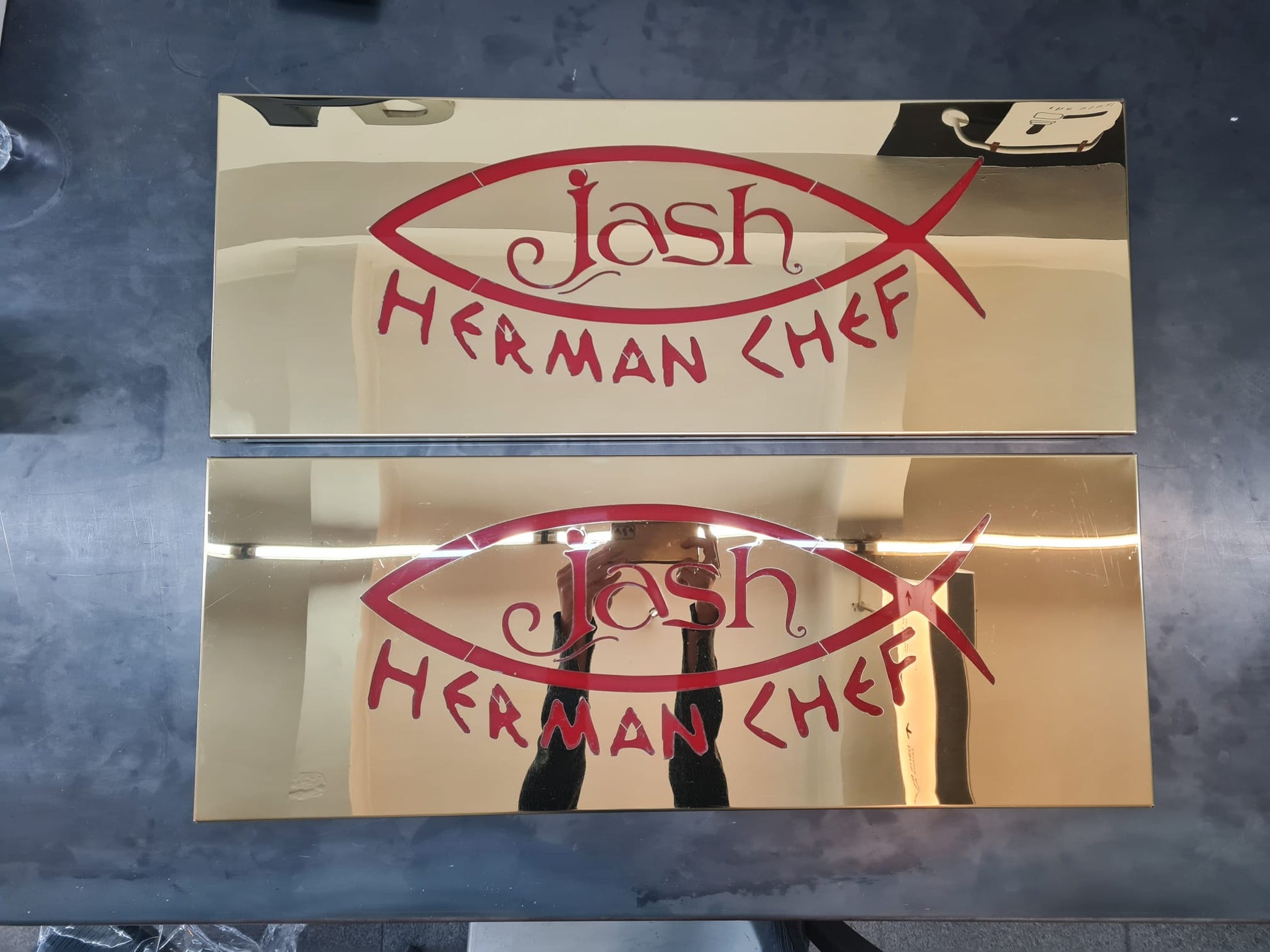 Restoran cephe ve giriş alanlarında kullanılabilen ışıklı logo tabelası
