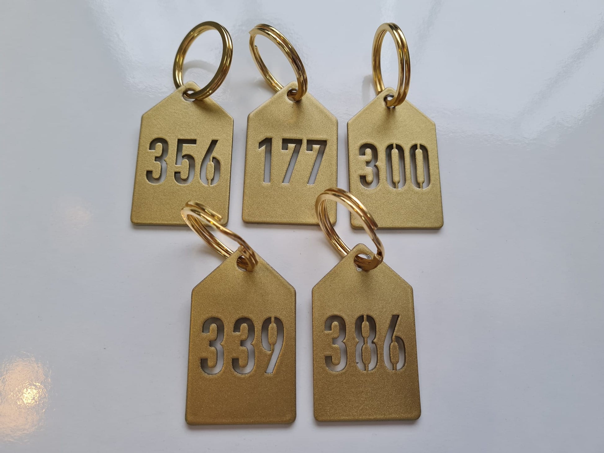 Restoran gardırop anahtarlıkları için gold tonlu metal numaralık