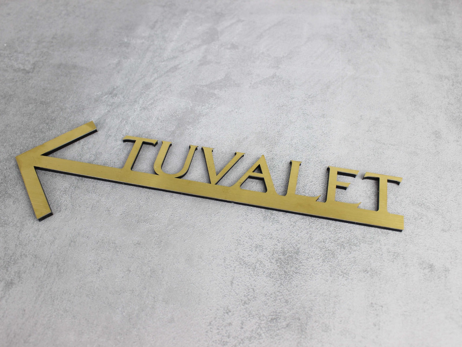 Restoran ve cafelerde WC alanını gösteren metal yönlendirme tabelası