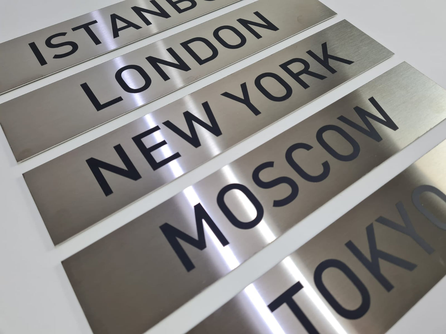Showroom satış bölümlerini belirtmek için paslanmaz metal isimlik
