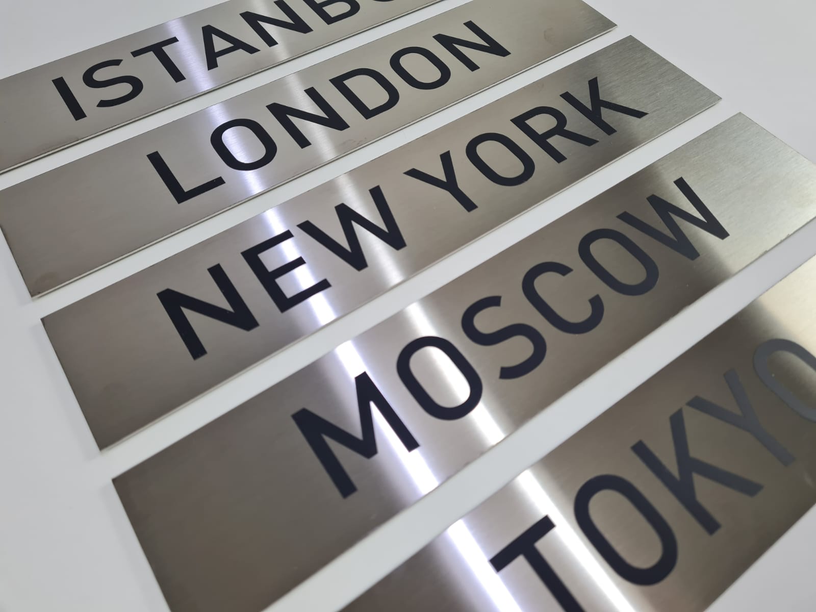 Showroom satış bölümlerini belirtmek için paslanmaz metal isimlik