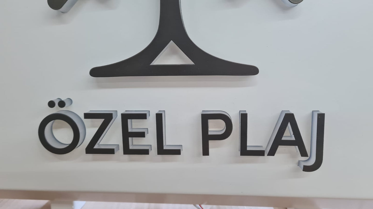 Ana giriş ve özel plaj alanlarını kapsayan özel üretim site tabela seti