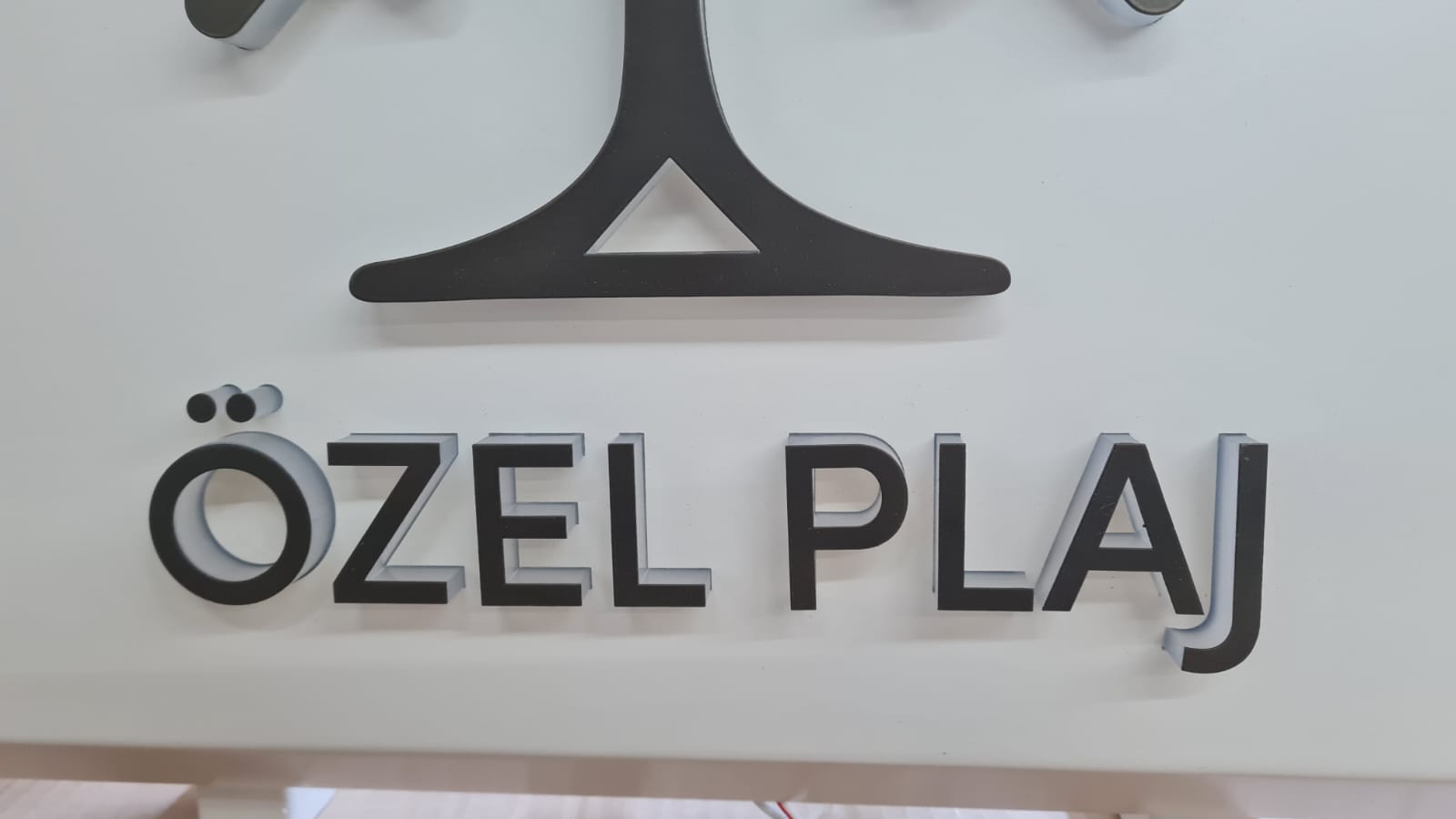 Ana giriş ve özel plaj alanlarını kapsayan özel üretim site tabela seti