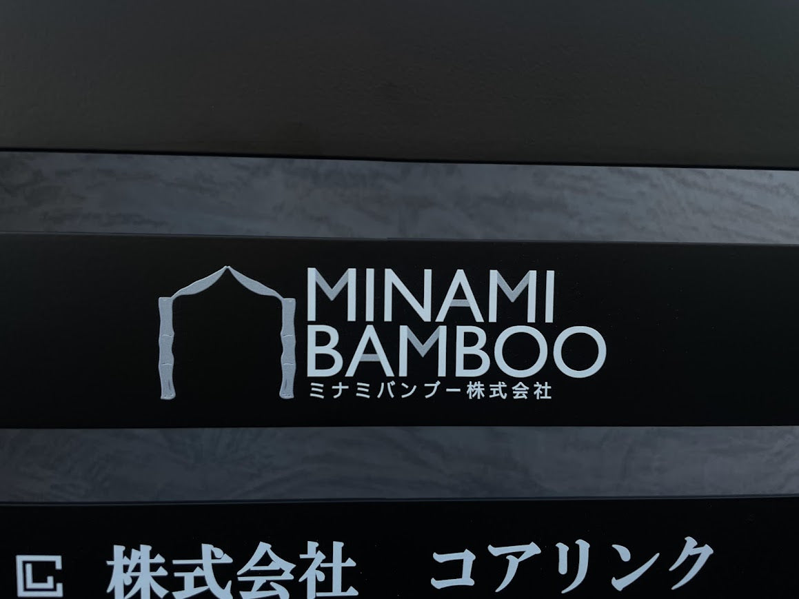 Siyah renkte metal menü panosu, şık ve sade tasarım.