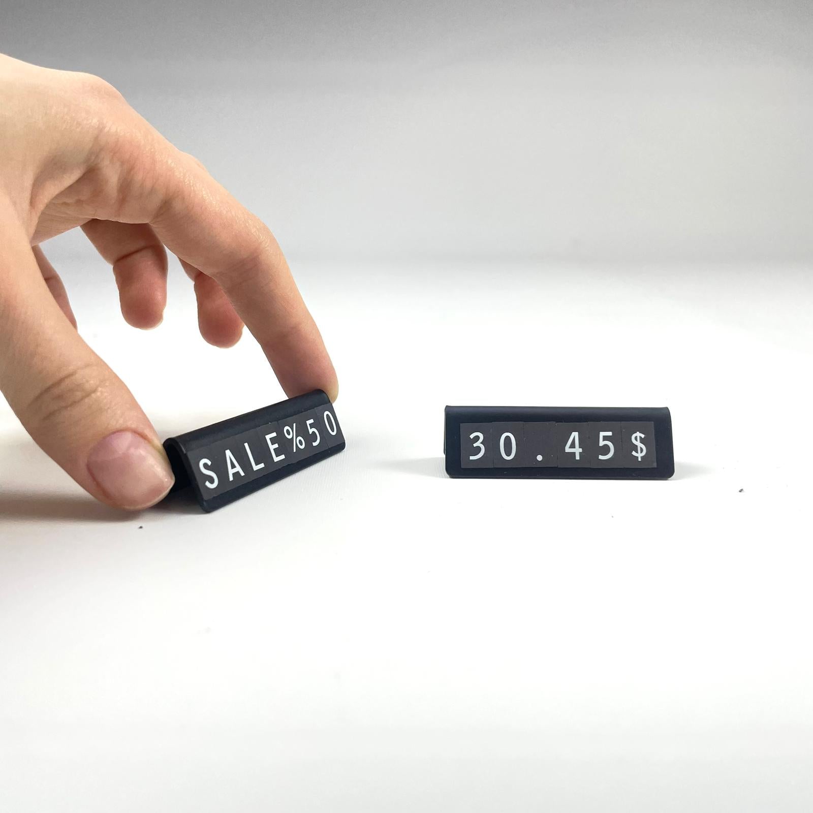 Siyah metal fiyat etiketi standı, mıknatıslı harf ve rakam sistemi ile kullanılır.