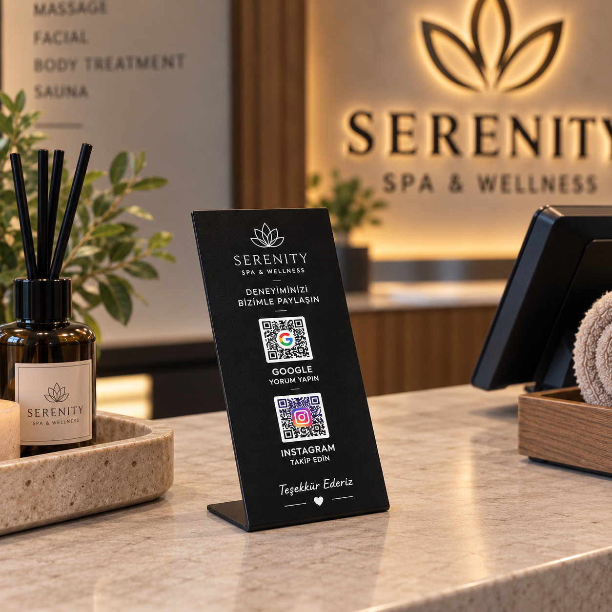Spa resepsiyonunda Google yorum ve Instagram için masaüstü QR standı