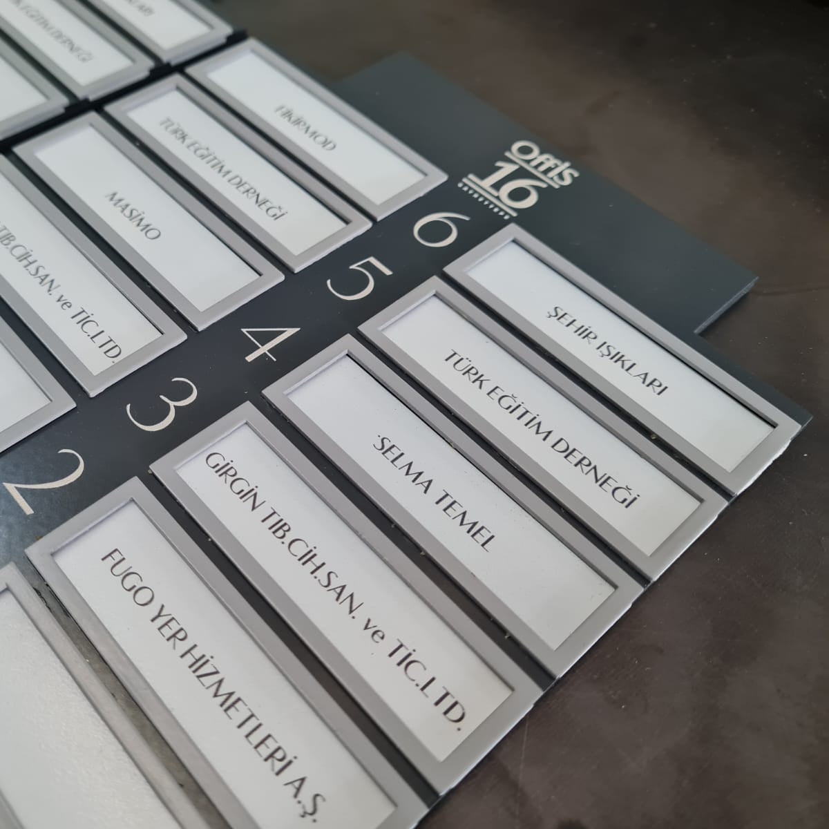 Tak çıkar isimlikli asansör bilgilendirme sistemi örneği