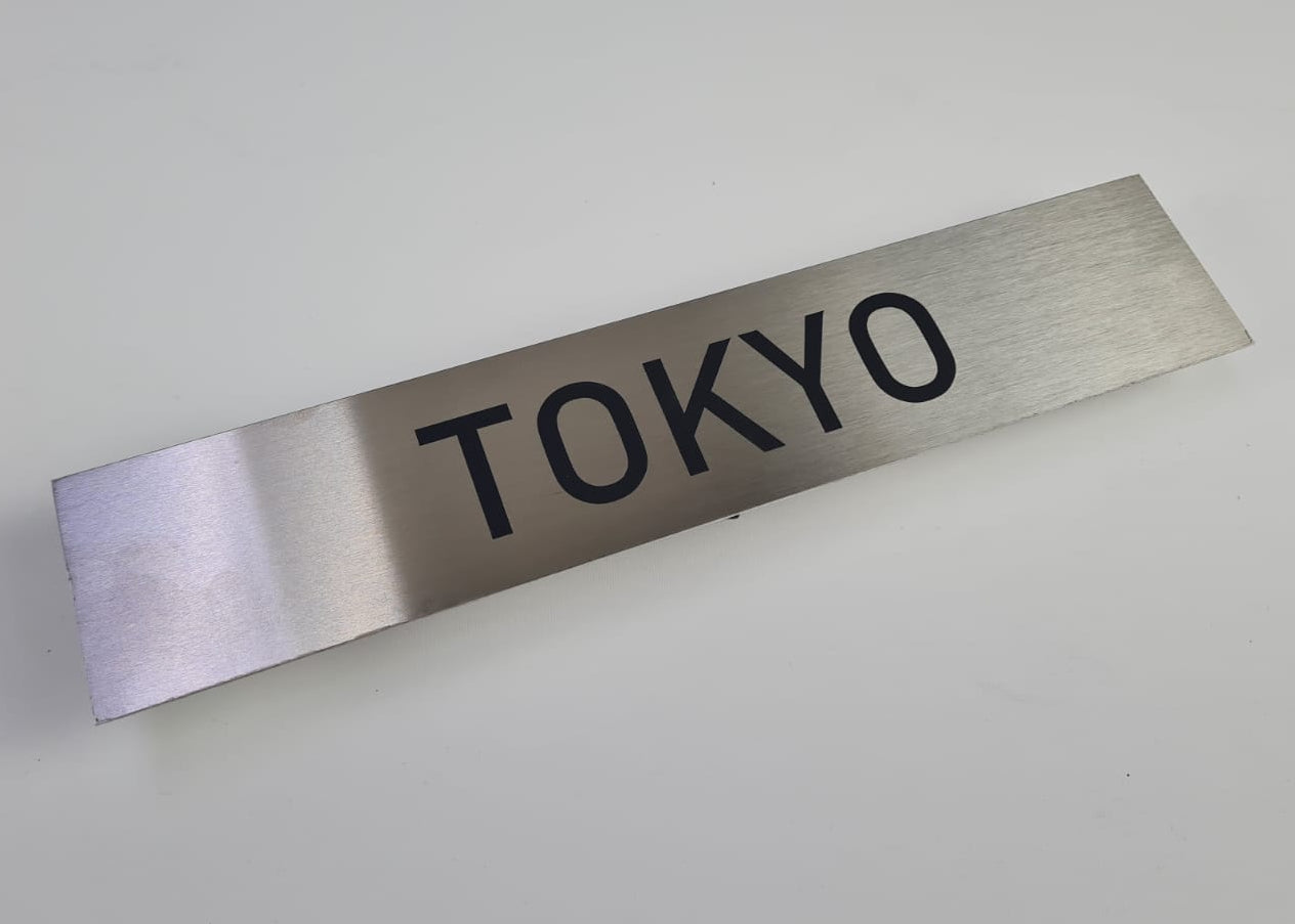 Tokyo yazılı paslanmaz metal şehir isimliği