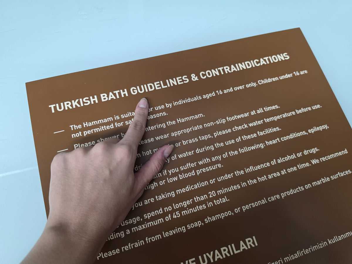 Yabancı misafirler için Türkçe İngilizce hamam kullanım kuralları tabelası