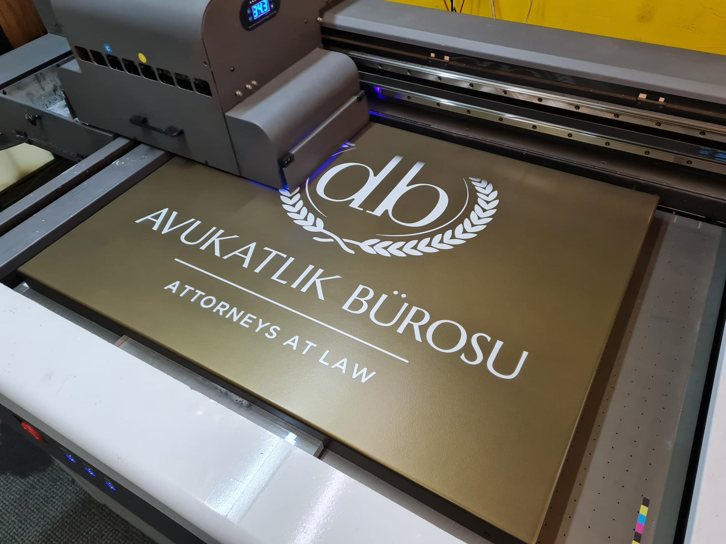 UV baskılı logo ve yazı uygulamasına sahip kişiye özel avukatlık bürosu tabelası