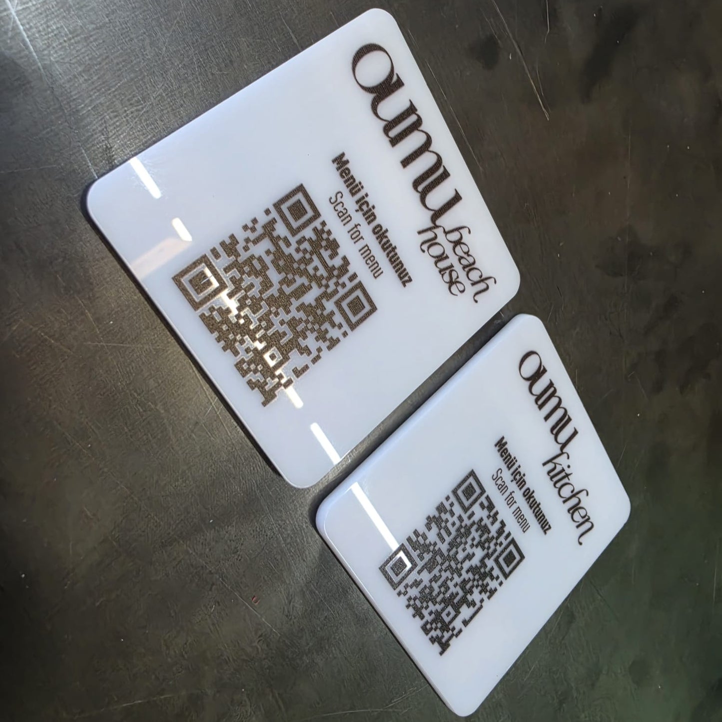 UV baskılı beyaz pleksi QR kod etiketi, uzun ömürlü ve şık tasarım.