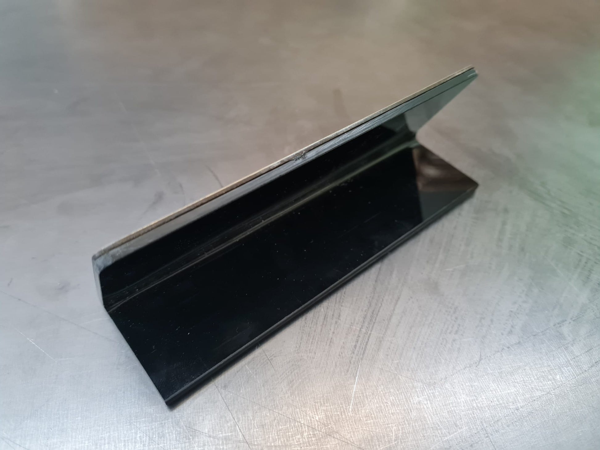 VIP masa rezervasyonlarını belirtmek için kullanılan dekoratif metal rezerve tabelası.